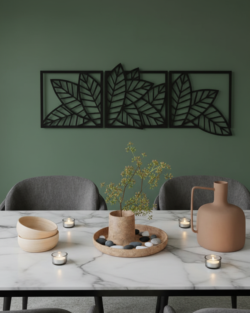 Boombladeren drieluik op saliegroen muur boven marmeren eettafel, elegant interieur